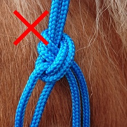 Image: Falsch: Das Ende zeigt zwar nach hinten, aber der Knoten ist oberhalb und nicht um die Schlaufe geknotet